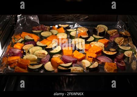 Gebratenes Gemüse auf einer Pfanne im Ofen. Konzept der gesunden Ernährung. Stockfoto