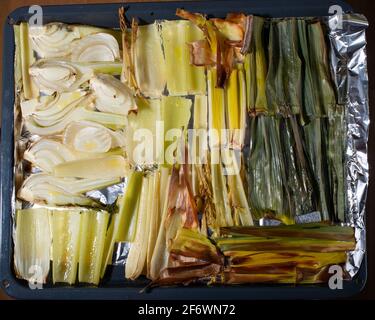 Gebratener Fenchel und Sellerie auf einer Blechpfanne. Draufsicht. Konzept der gesunden Ernährung. Stockfoto