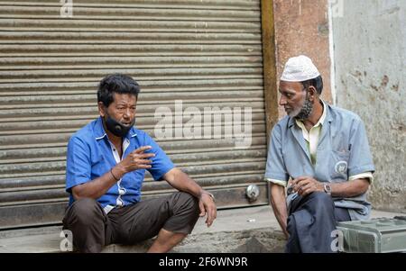 K.R.-Markt, Bangalore, Indien - 06,2021. Februar: Hindu und Muslim haben am frühen Morgen Gespräche während der COVID-Pandemie Stockfoto