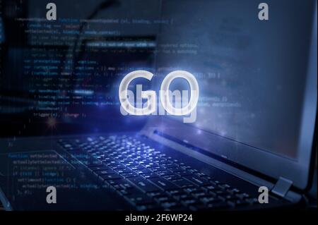 GEHEN Sie die Beschriftung vor dem Laptop und dem Code-Hintergrund. Technologiekonzept. Stockfoto