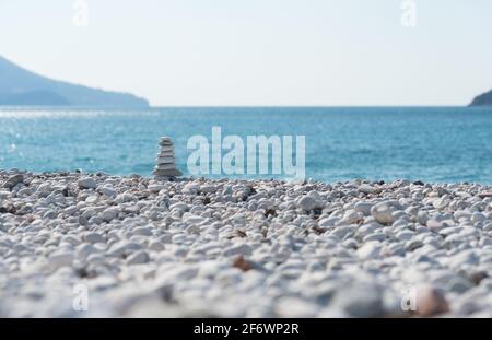 Zen-Pyramide an einem Kieselstrand an einem sonnigen Tag Stockfoto