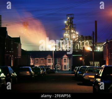 Häuser in Port Talbot mit dem Hochofen des Stahlwerks Tata im Hintergrund, West Glamorgan, Südwales. Stockfoto