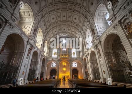 Im Inneren der St. Michael Kirche, St. Michael Kirche in München, Deutschland Stockfoto