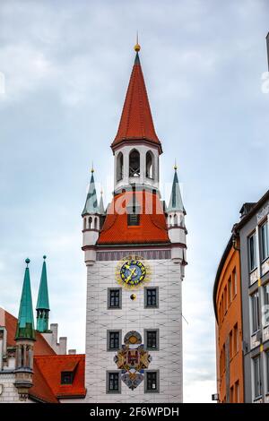 Uhrenturm mit Zodiakalzeichen des Alten Rathauses am Marienplatz in München Stockfoto