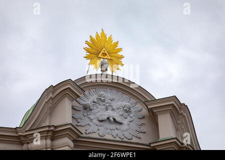 Heiliggeistkirche mit Auge im Dreieck-Emblem auf der Oberseite. Das Bild wurde in München aufgenommen Stockfoto