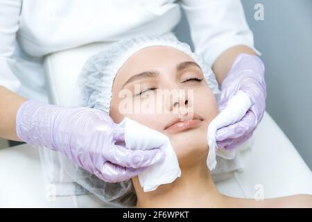 Frau tun Verjüngung Verfahren, nicht-chirurgische Gesichtslifting. Lifting Ultraschall. Facelift Stockfoto