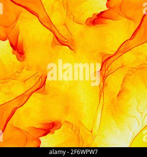 Alkoholtinte Luftstruktur. Gelber, orangefarbener abstrakter Hintergrund mit goldenem Glanz. Abstrakter, durchscheinender Fluss. Moderne fließende Kunst zum Einwickeln, Tapete Stockfoto