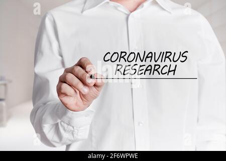 Mann mit Stift unterstreicht die Worte Gesundheit Coronavirus Forschung auf einem virtuellen Bildschirm. Wissenschaftliche Forschung zum covid 19 Konzept. Stockfoto