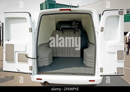 Der weiße Lkw mit geöffneter Heckklappe Stockfoto