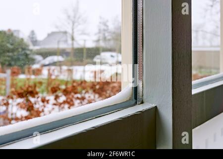 Doppelt verglaste Fenster mit Schnee. Energiesparkonzept. Stockfoto