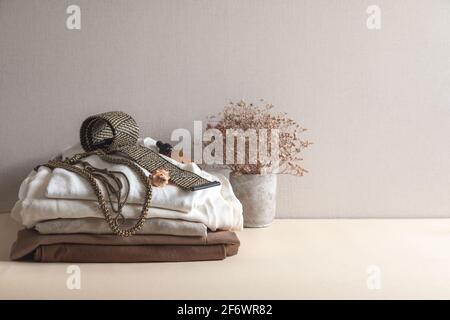 Damenmode in Pastellfarben. Minimal Mode Kleidung Konzept. Fashion Blog, Website, Social Media Hero Header. Stockfoto