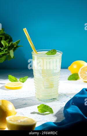 Ein Glas frische hausgemachte leckere Limonade mit Copyspace. Vertikales Format. Stockfoto