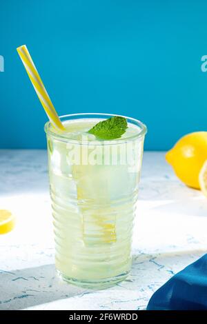 Ein Glas frische hausgemachte leckere Limonade mit Copyspace. Vertikales Format. Stockfoto