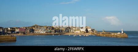 Der Hafen von St. Ives Cornwall ist ein beliebtes Reiseziel im britischen Panorama Anzeigen Stockfoto