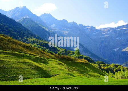 Cirque de Gavarnie in den französischen Pyrenäen, Europa. Sommer Berglandschaft am Morgen bei Sonnenaufgang. Landschaftlich reizvolle Darstellung des beliebten Urlaubsziels. Stockfoto
