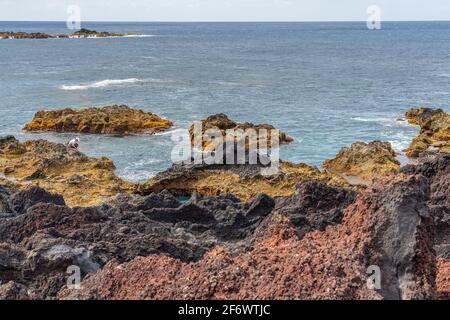 Natürliches vulkanisches Gestein in der Nähe von Ponta da Ferraria, dem Ort, an dem sich heiße Quellen mit Meerwasser vermischen, auf der Insel Sao Miguel, Azoren, Portugal Stockfoto