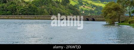 Blick auf den See von Sete Cidades mit blauem Himmel, einem vulkanischen Kratersee auf der Insel Sao Miguel, Azoren, Portugal Stockfoto