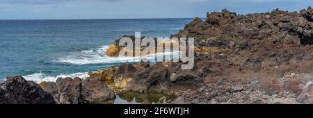 Natürliches vulkanisches Gestein in der Nähe von Ponta da Ferraria, dem Ort, an dem sich heiße Quellen mit Meerwasser vermischen, auf der Insel Sao Miguel, Azoren, Portugal Stockfoto