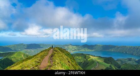 Miradouro Da Boca do Inferno mit Blick auf die Seen von Sete Cidades auf der Insel Sao Miguel auf den Azoren, Portugal Stockfoto