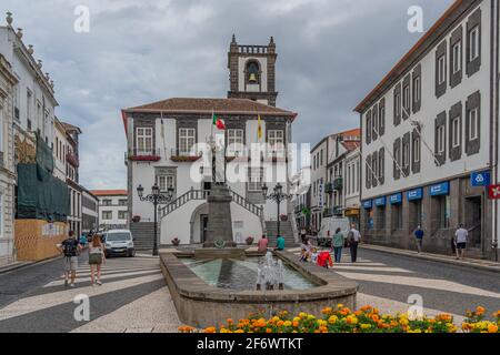 PONTA DELGADA; PORTUGAL, 26. AUGUST 2020: Das Rathaus im Zentrum von Ponta Delgada auf der Insel Sao Miguel, Azoren, Portugal Stockfoto