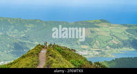 Miradouro Da Boca do Inferno mit Blick auf die Seen von Sete Cidades auf der Insel Sao Miguel auf den Azoren, Portugal Stockfoto