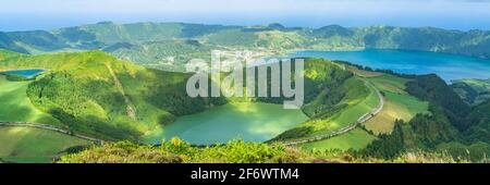 Miradouro Da Boca do Inferno mit Blick auf die Seen von Sete Cidades auf der Insel Sao Miguel auf den Azoren, Portugal Stockfoto