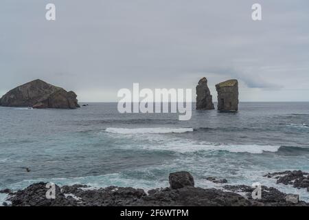 Mosteiros Strand, vulkanischer Sandstrand in Sao Miguel, Azoren mit den Felsen der Insel Stockfoto