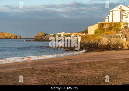 Küste von Sao Roque und Lagoa Azoren mit einem Fischer, Meer, Strände, Inseln Stockfoto