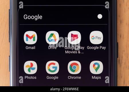 Eine Auswahl von Alphabet (früher bekannt als Google) Apps auf einem Smartphone-Bildschirm, einschließlich Gmail, Google Drive, Google Pay, Chrome, Google Maps Stockfoto