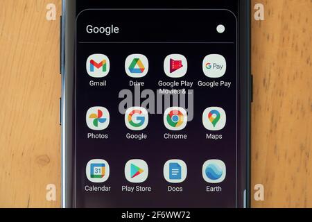 Eine Auswahl von Alphabet (früher bekannt als Google) Apps auf einem Smartphone-Bildschirm, einschließlich Gmail, Google Drive, Google Pay, Chrome, Google Maps Stockfoto