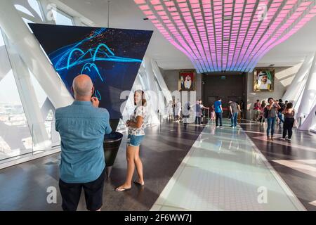 Das Dubai Rahmengebäude. Touristen, die die Ausstellung im horizontalen oberen Teil des Gebäude besuchen. Stockfoto