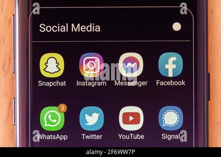 Eine gruppierte Auswahl von Symbolen für Multimedia-Social-Media-Apps in einem Ordner auf einem Smartphone-Bildschirm, einschließlich Snapchat, Instagram, Facebook und Twitter Stockfoto