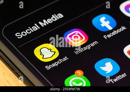 Eine gruppierte Auswahl von Symbolen für Multimedia-Social-Media-Apps in einem Ordner auf einem Smartphone-Bildschirm, einschließlich Snapchat, Instagram, Facebook und Twitter Stockfoto