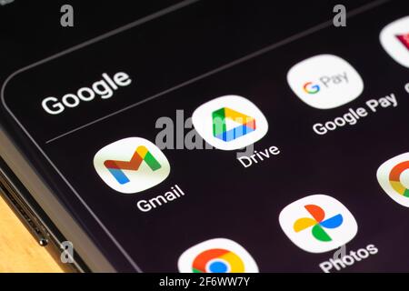 Eine Auswahl von Alphabet (früher als Google bekannt) Apps auf einem Smartphone-Bildschirm, einschließlich Gmail, Google Drive, Google Pay Stockfoto