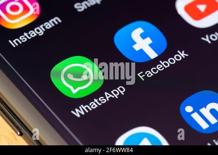 WhatsApp App auf einem Smartphone. WhatsApp ist ein amerikanischer Freeware-, plattformübergreifender zentralisierter Messaging- und Voice-over-IP-Dienst im Besitz von Facebook Inc Stockfoto