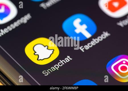 Eine Makro-Nahaufnahme der Snapchat App auf einem Smartphone-Bildschirm. Snapchat ist eine amerikanische Multimedia-Messaging-App, die von Snap Inc. Entwickelt wurde Stockfoto