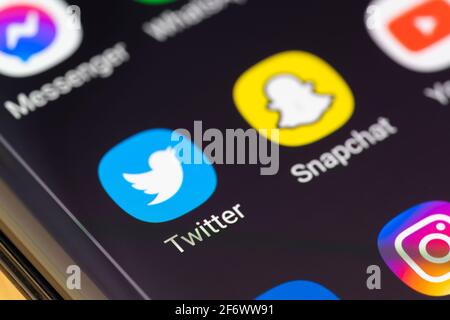 Eine Makro-Nahaufnahme der Twitter-App auf einem Smartphone-Bildschirm. Twitter ist ein amerikanischer Microblogging- und Social-Networking-Dienst Stockfoto