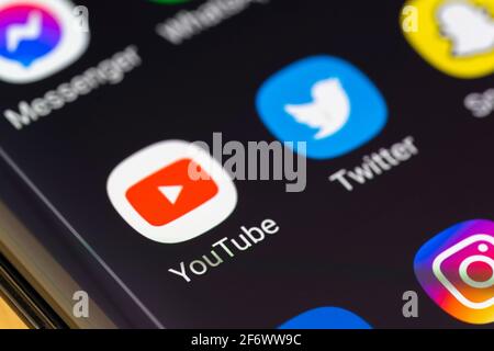 Eine Makro-Nahaufnahme der YouTube-App auf einem Smartphone-Bildschirm. YouTube ist eine amerikanische Online-Videoplattform Stockfoto