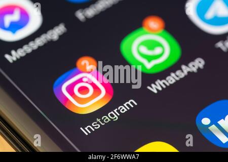 Eine Makro-Nahaufnahme der Instagram- und WhatsApp-Apps auf Ein Smartphone-Bildschirm mit Benachrichtigungen/Warnungen Stockfoto