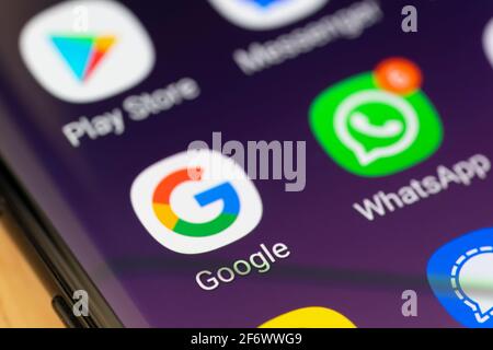 Eine Makro-Nahaufnahme der Google-App auf einem Smartphone-Bildschirm. Die Google-App informiert Sie über die Dinge, die Ihnen wichtig sind Stockfoto