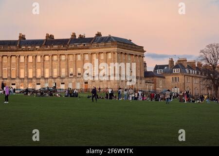 Die Menge bei Sonnenuntergang im Royal Crescent Bath Stockfoto