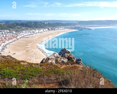 Luftaufnahme von Nazare im Centro Küste von Portugal mit langen Strand und Atlantik Stockfoto