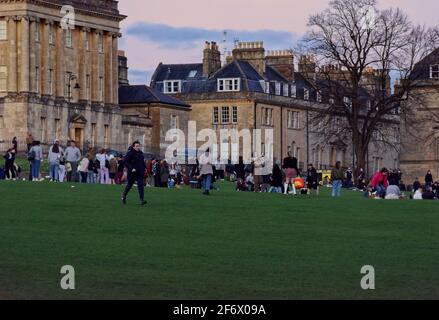 Die Menge bei Sonnenuntergang im Royal Crescent Bath Stockfoto