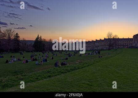 Die Menge bei Sonnenuntergang im Royal Crescent Bath Stockfoto