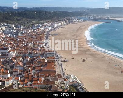 Luftaufnahme von Nazare im Centro Küste von Portugal mit langen Strand und Atlantik Stockfoto