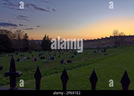 Die Menge bei Sonnenuntergang im Royal Crescent Bath Stockfoto