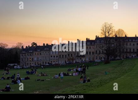 Die Menge bei Sonnenuntergang im Royal Crescent Bath Stockfoto