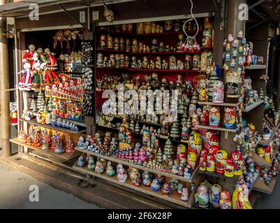 Marktstand in St. Petersburg, Russland, Verkauf von Souvenirs - vor allem russische Puppen. Stockfoto