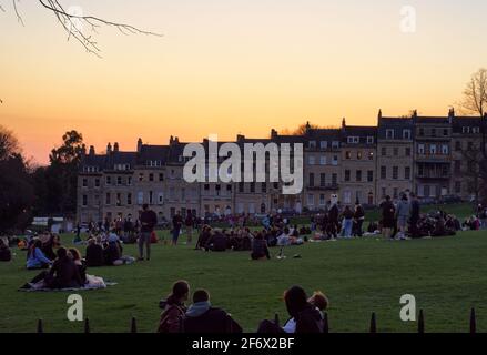 Die Menge bei Sonnenuntergang im Royal Crescent Bath Stockfoto