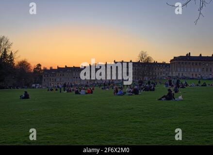 Die Menge bei Sonnenuntergang im Royal Crescent Bath Stockfoto